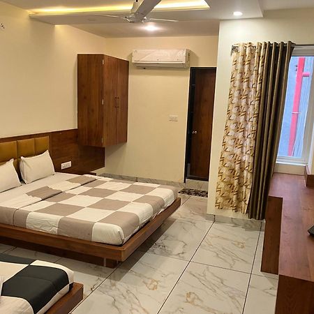 Hotel Prakasham ウッジャイン エクステリア 写真