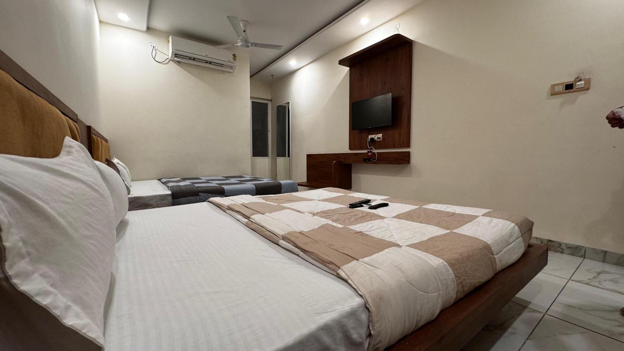 Hotel Prakasham ウッジャイン エクステリア 写真