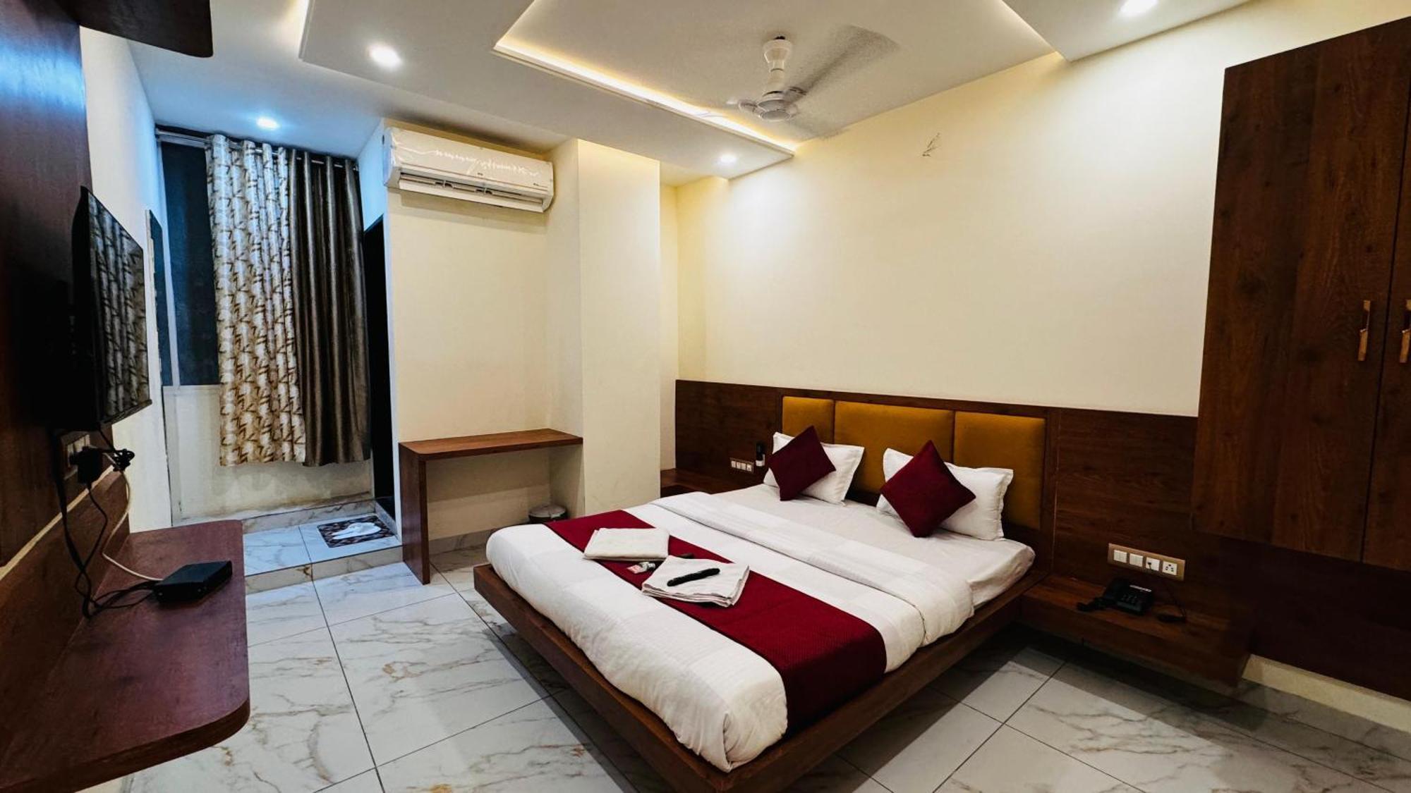 Hotel Prakasham ウッジャイン エクステリア 写真