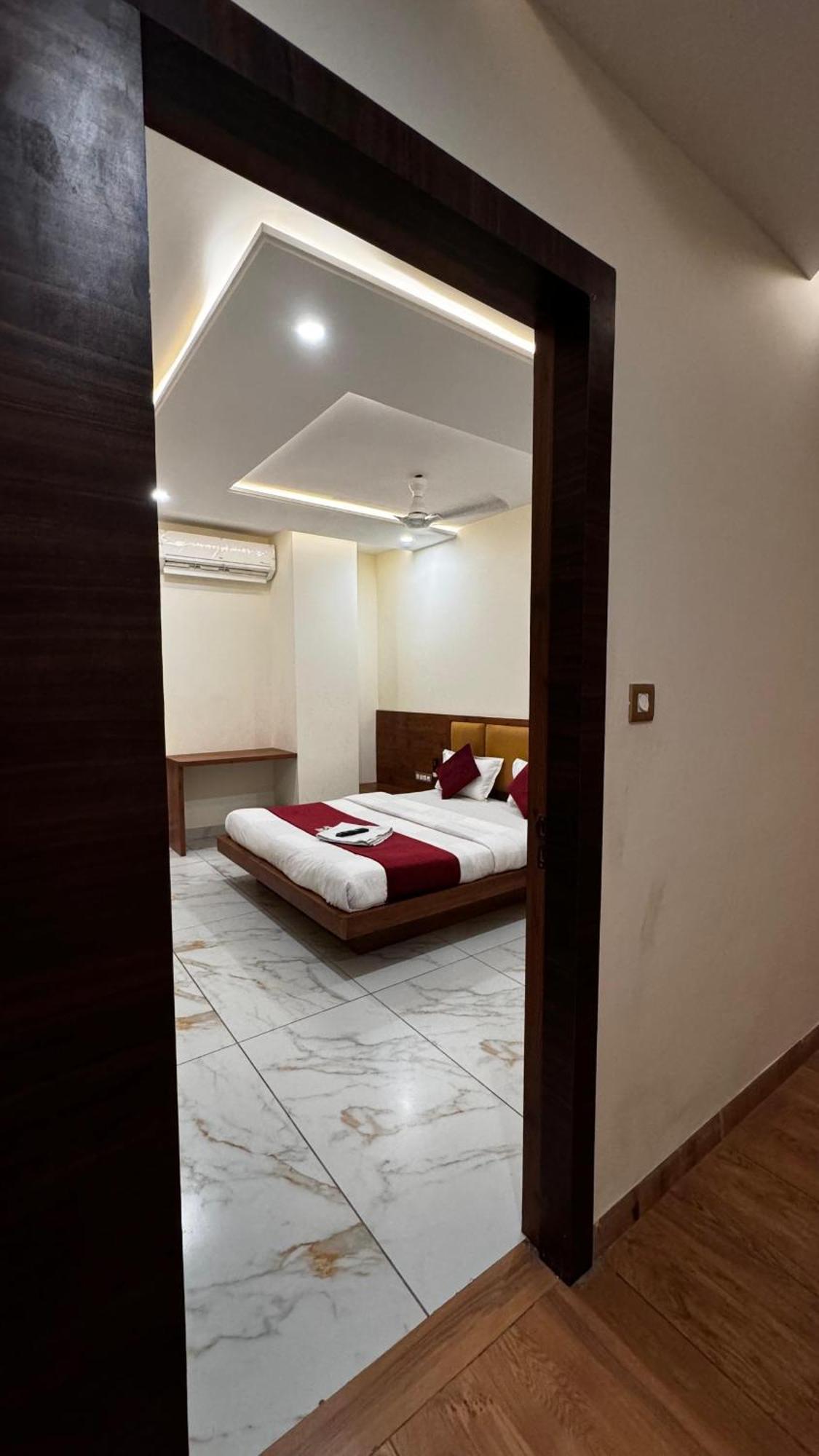 Hotel Prakasham ウッジャイン エクステリア 写真