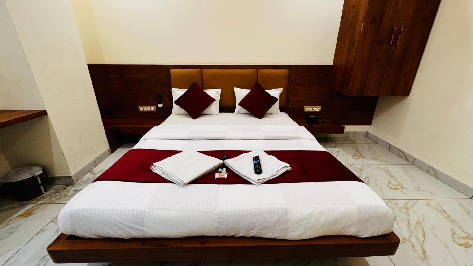 Hotel Prakasham ウッジャイン エクステリア 写真