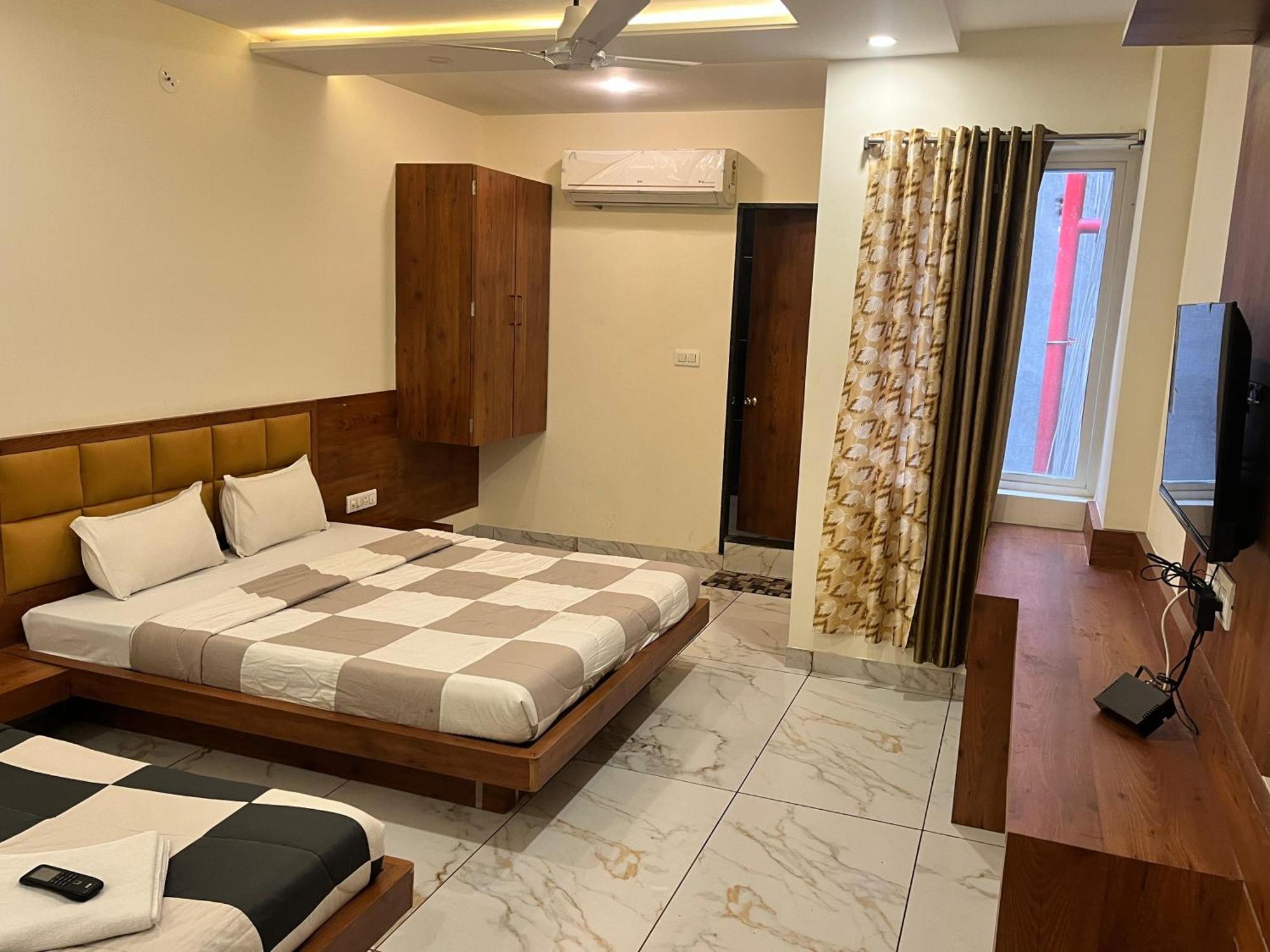 Hotel Prakasham ウッジャイン エクステリア 写真