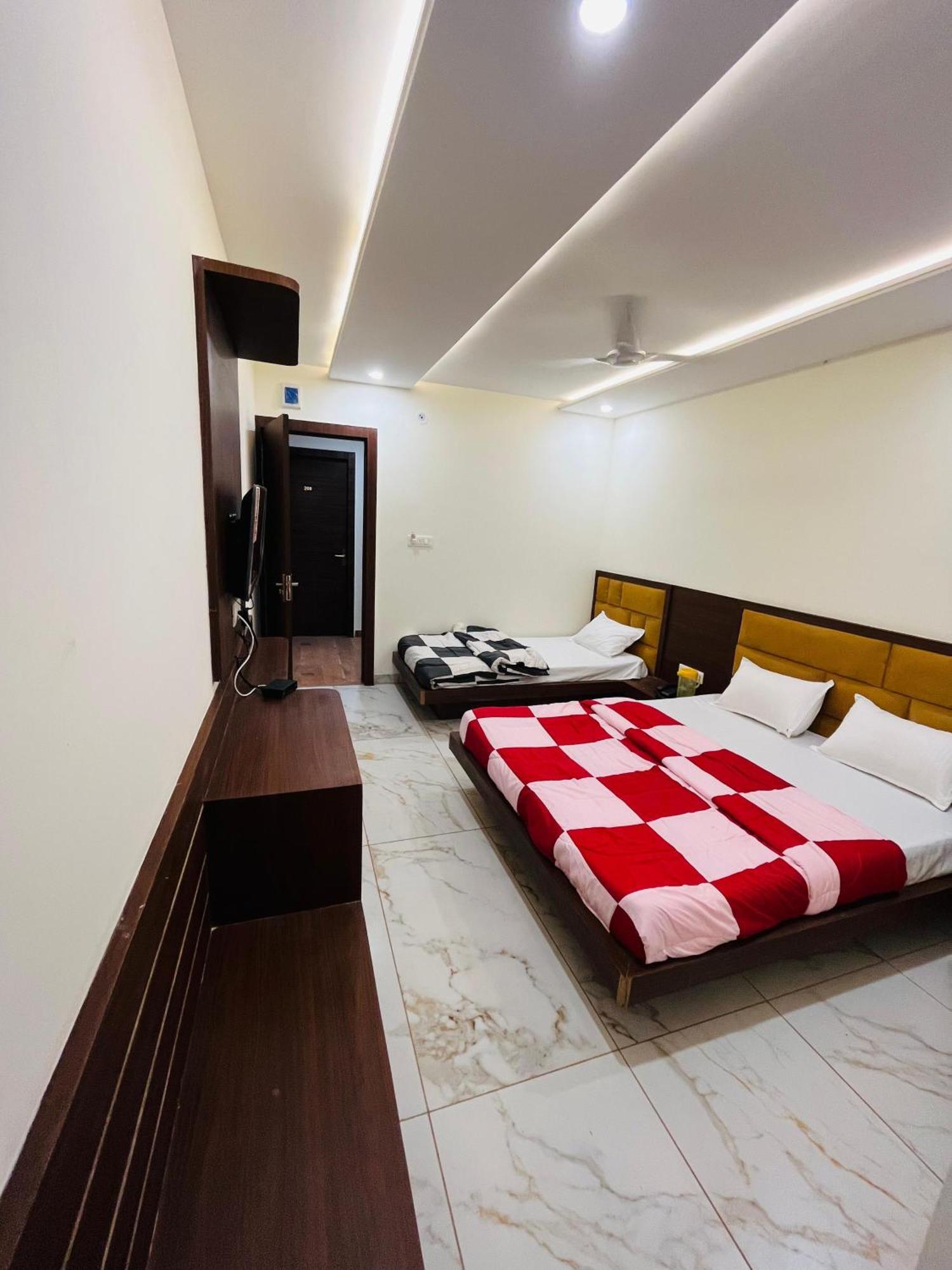 Hotel Prakasham ウッジャイン エクステリア 写真
