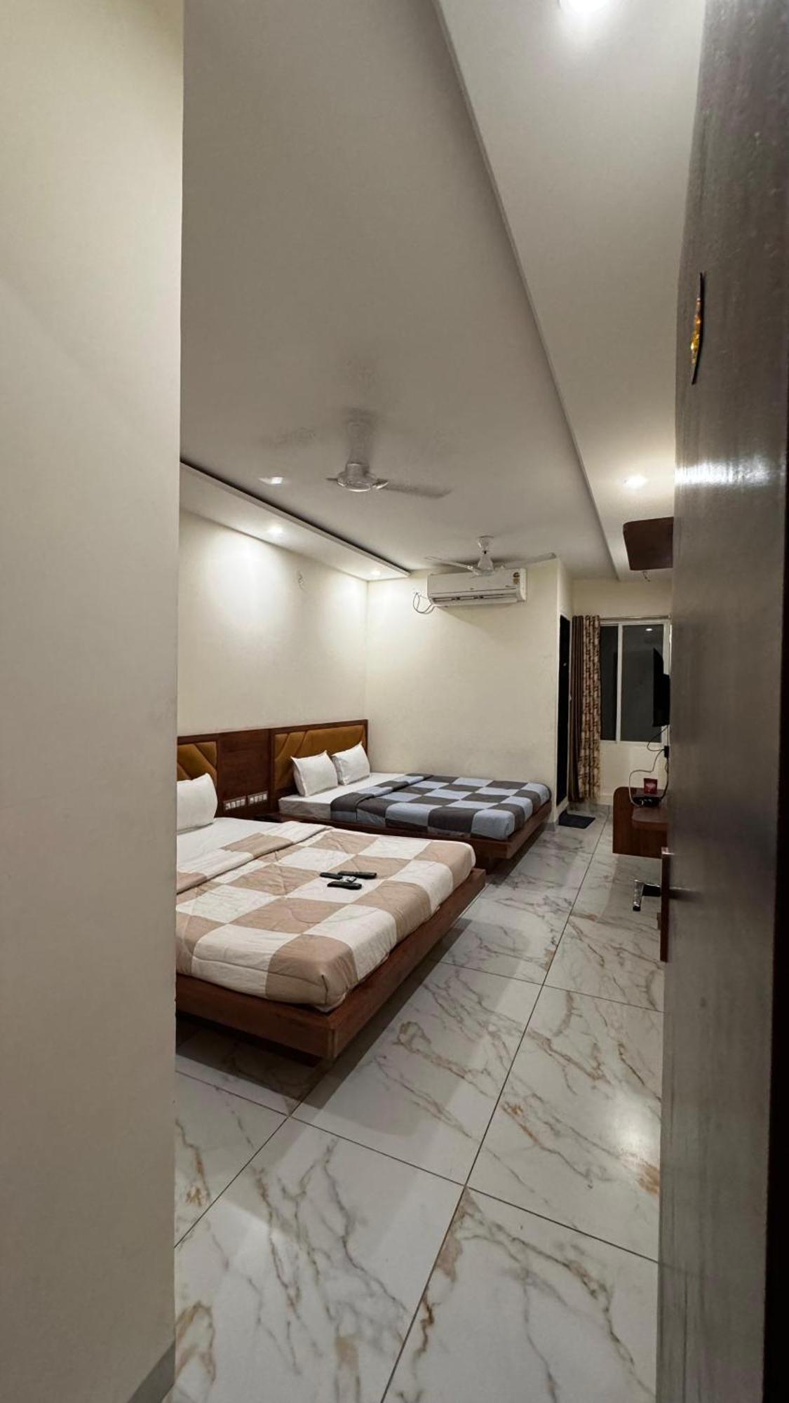Hotel Prakasham ウッジャイン エクステリア 写真