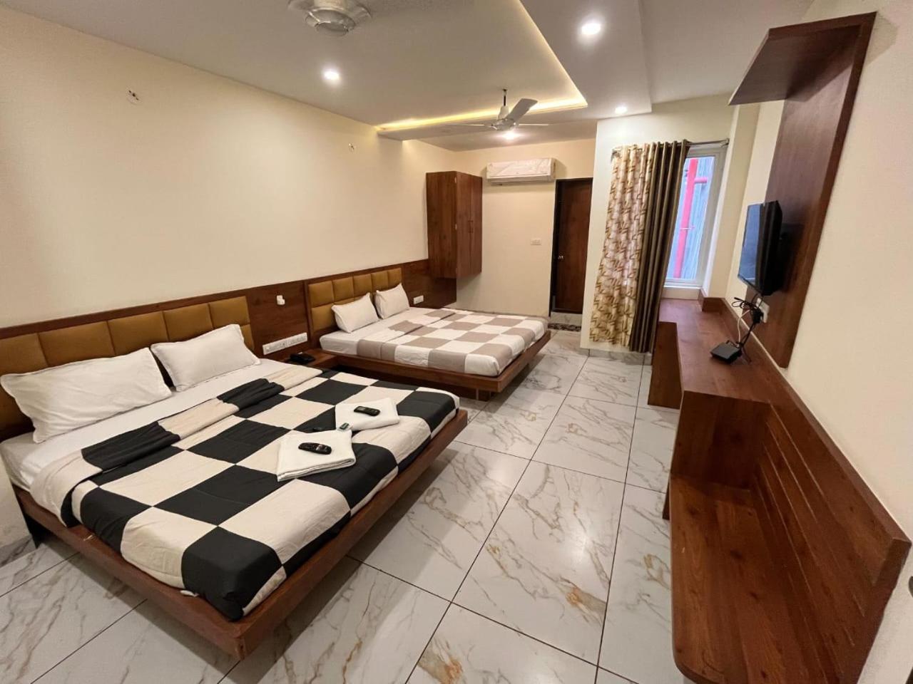 Hotel Prakasham ウッジャイン エクステリア 写真