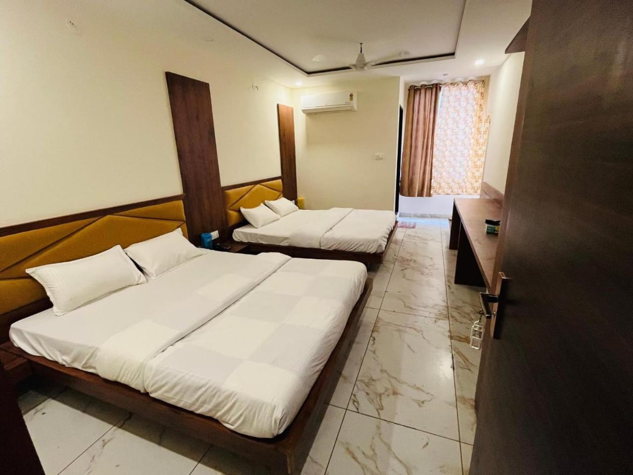 Hotel Prakasham ウッジャイン エクステリア 写真