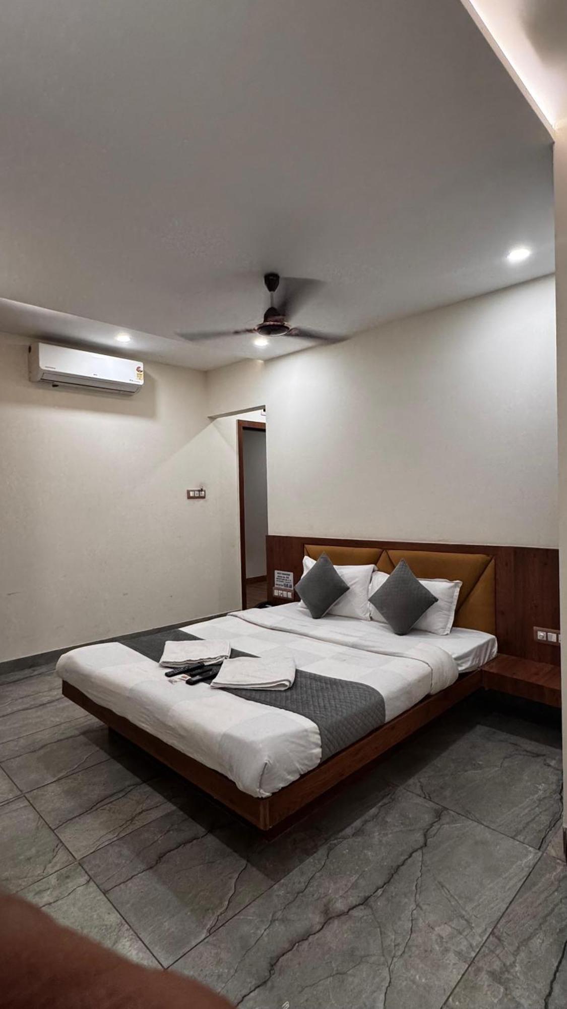 Hotel Prakasham ウッジャイン エクステリア 写真