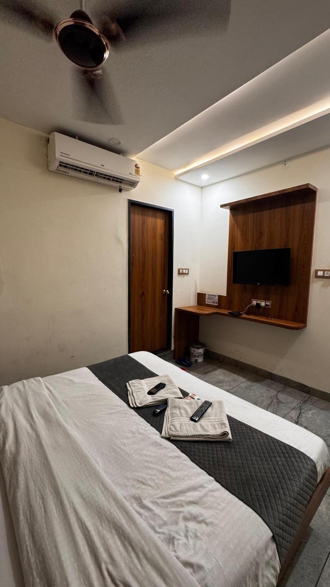 Hotel Prakasham ウッジャイン エクステリア 写真