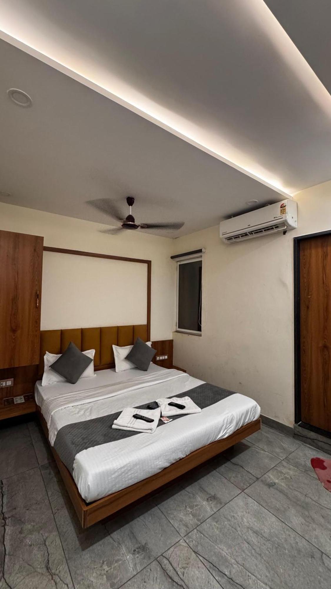 Hotel Prakasham ウッジャイン エクステリア 写真