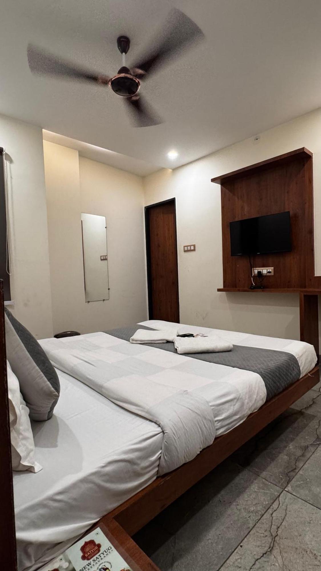 Hotel Prakasham ウッジャイン エクステリア 写真
